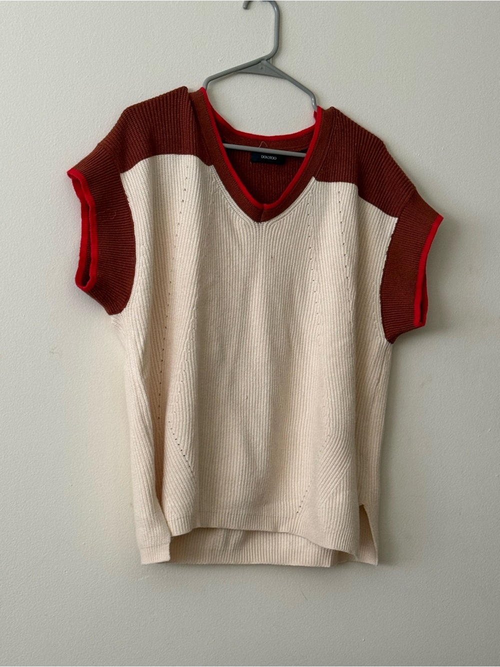 Dokotoo V-Neck Colorblock Short Sleeve Sweater - Cream with Rust and Red Trim